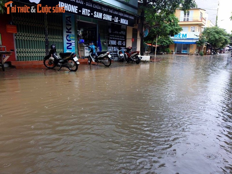 Anh: Mua lon, duong Ha Noi lai bien thanh “song“-Hinh-7